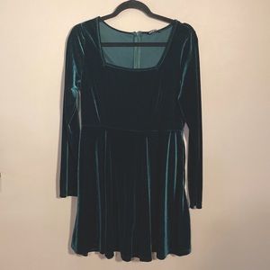 Women’s size large velvet party dress. Dark green color.